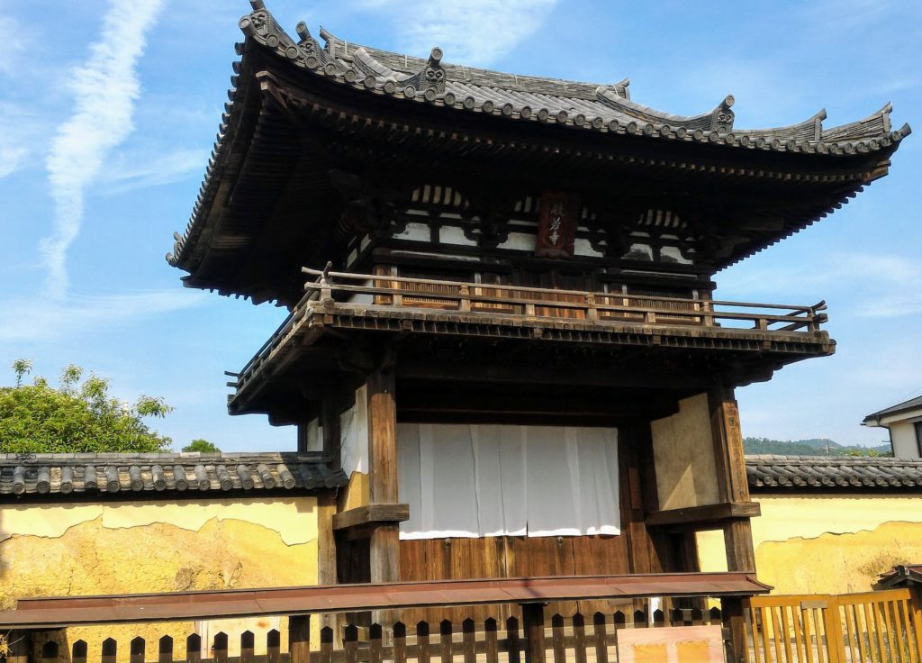 Porte du temple Hannya-ji
