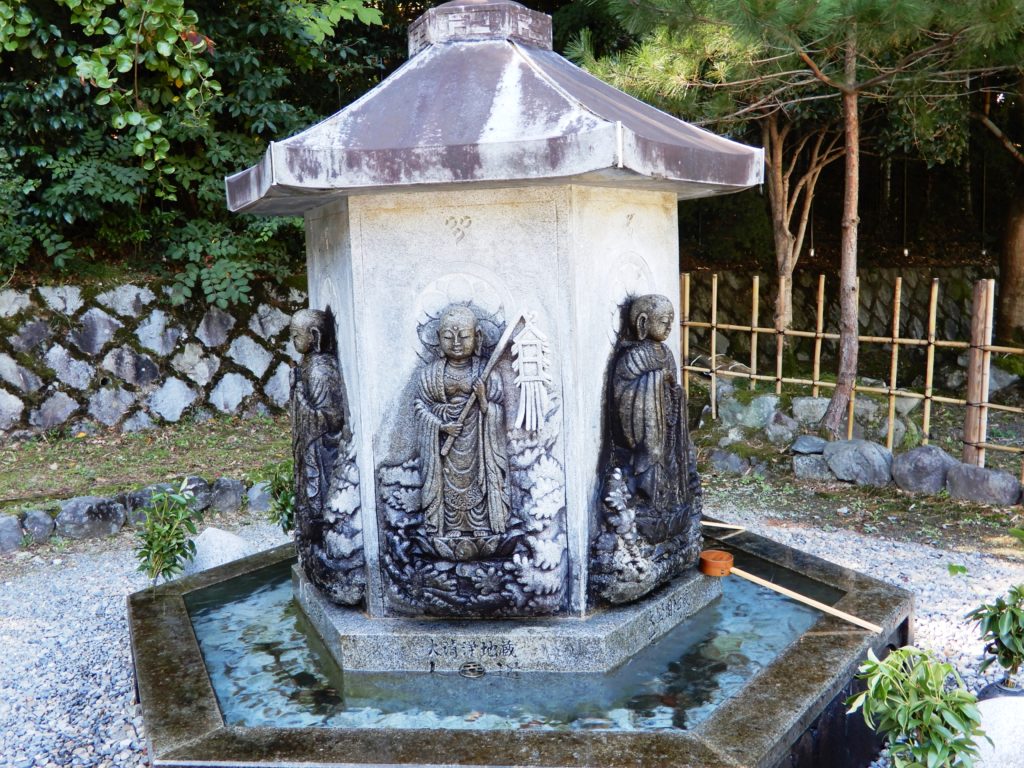 Six jizo sculptés sur six faces