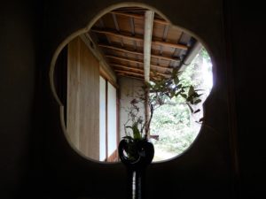 Fenêtre en forme de fleur de prunier
