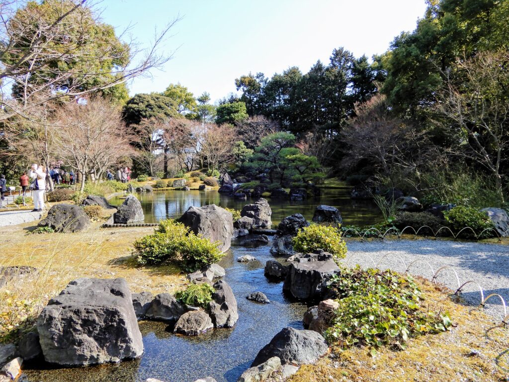 Petit ruisseau serpentant dans le jardin Heian