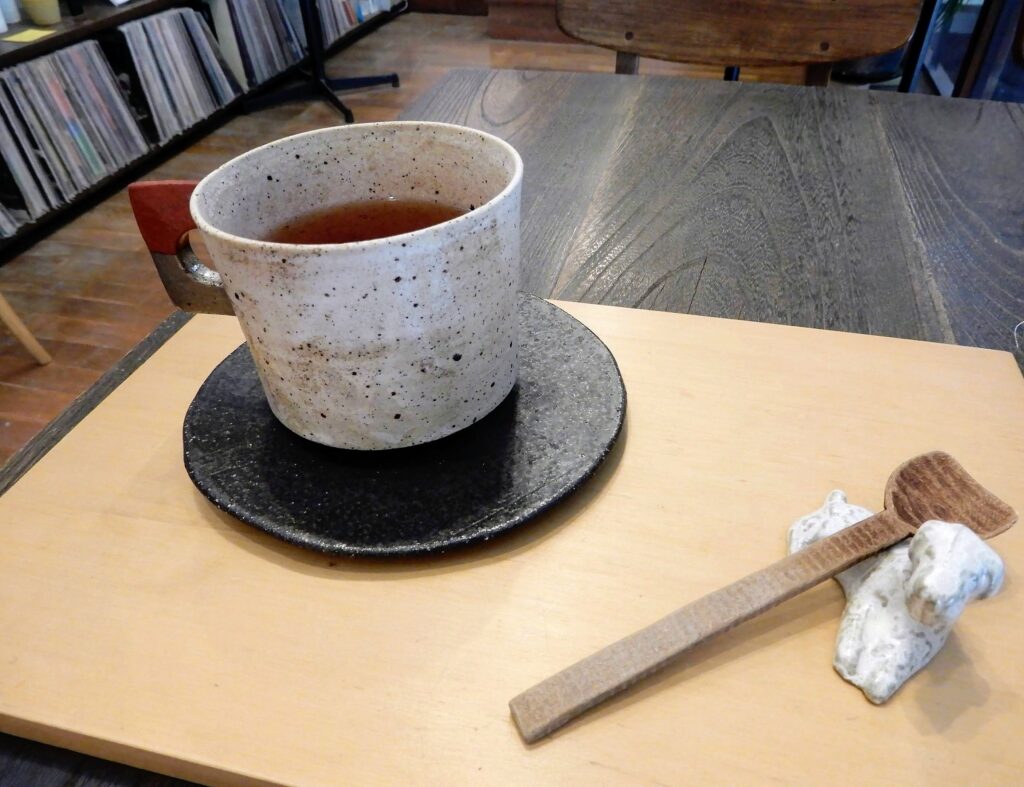 Avec une tasse de Kiyomizu-yaki