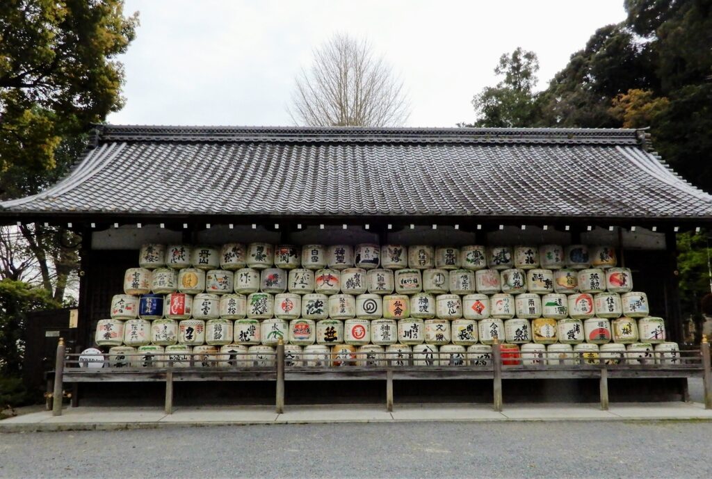 Tonneaux de saké à Matsunoo Taisha