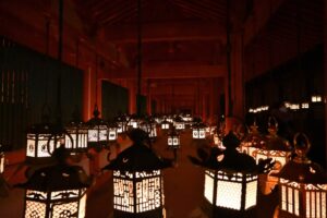 Une visite nocturne spéciale du sanctuaire shinto Kasuga Taisha
