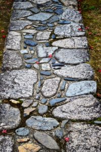 Chemin pavé de pierres naturelles
