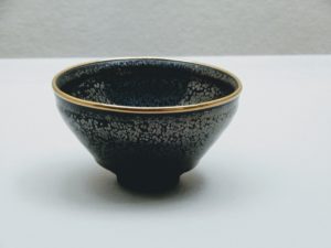 Yuteki Tenmoku, bol à thé avec des taches argentées