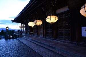 La vue nocturne du pavillon Nigatsu-do