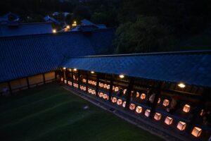 Lanternes allumées au pavillon Nigatsu-do