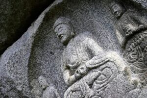Une balade bucolique à travers le sentier de bouddhas de pierre