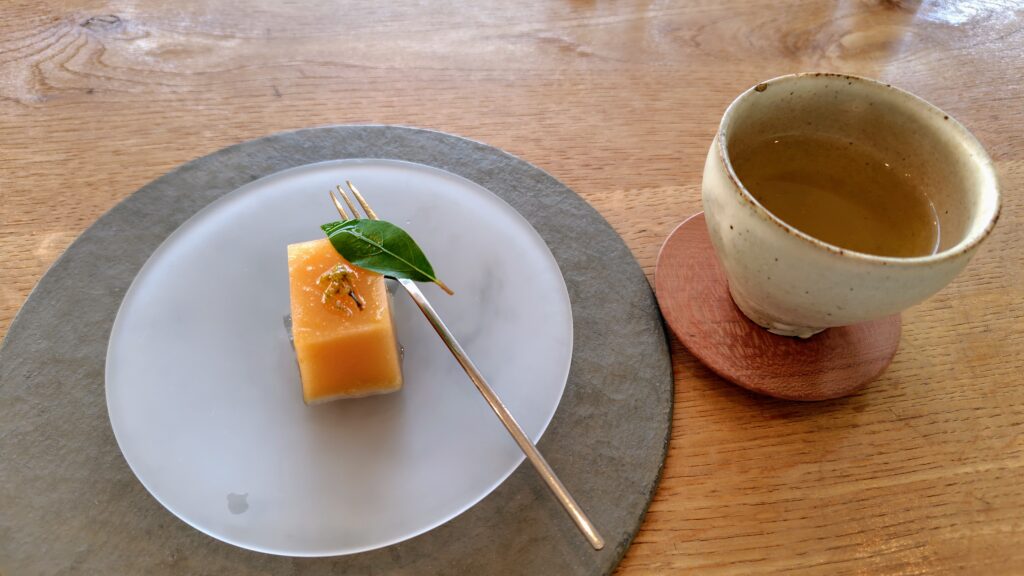 Yokan à l’abricot avec une tasse du premier thé de l'année de Dosenbo