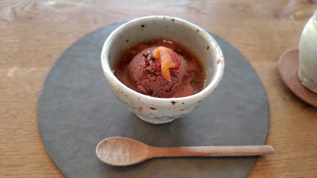 Glace au chocolat noyée dans un jus d'agrumes