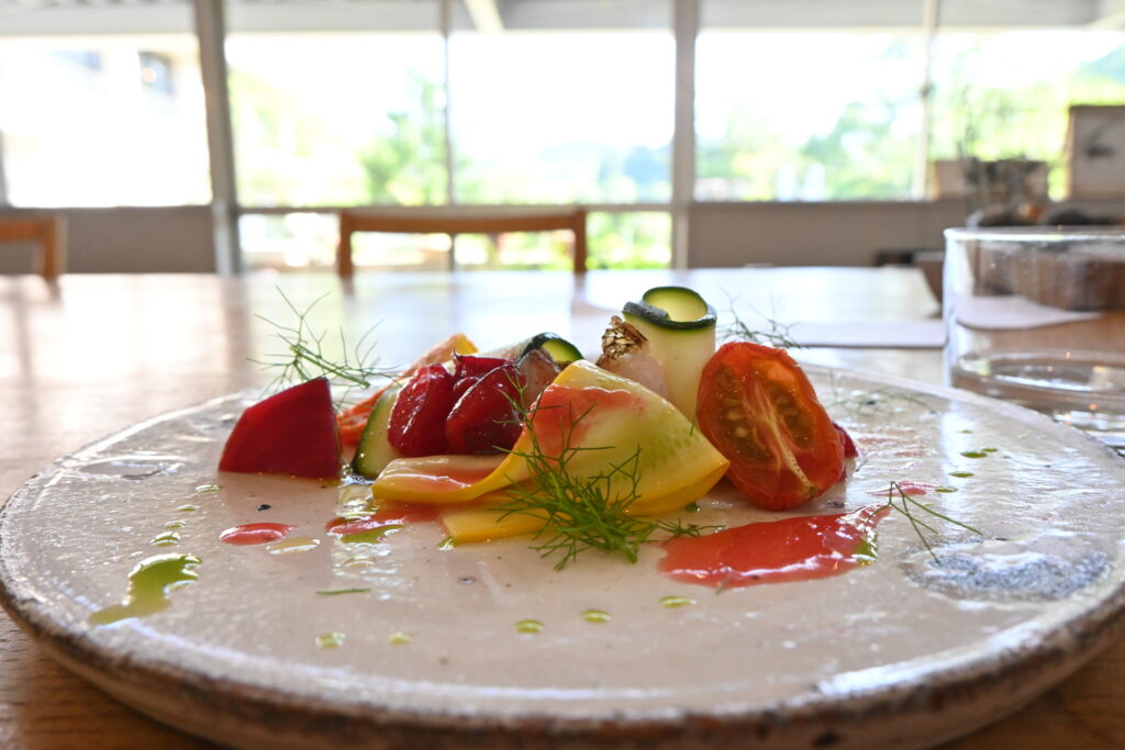 Salade de daurade naturelle, prunes et courgettes