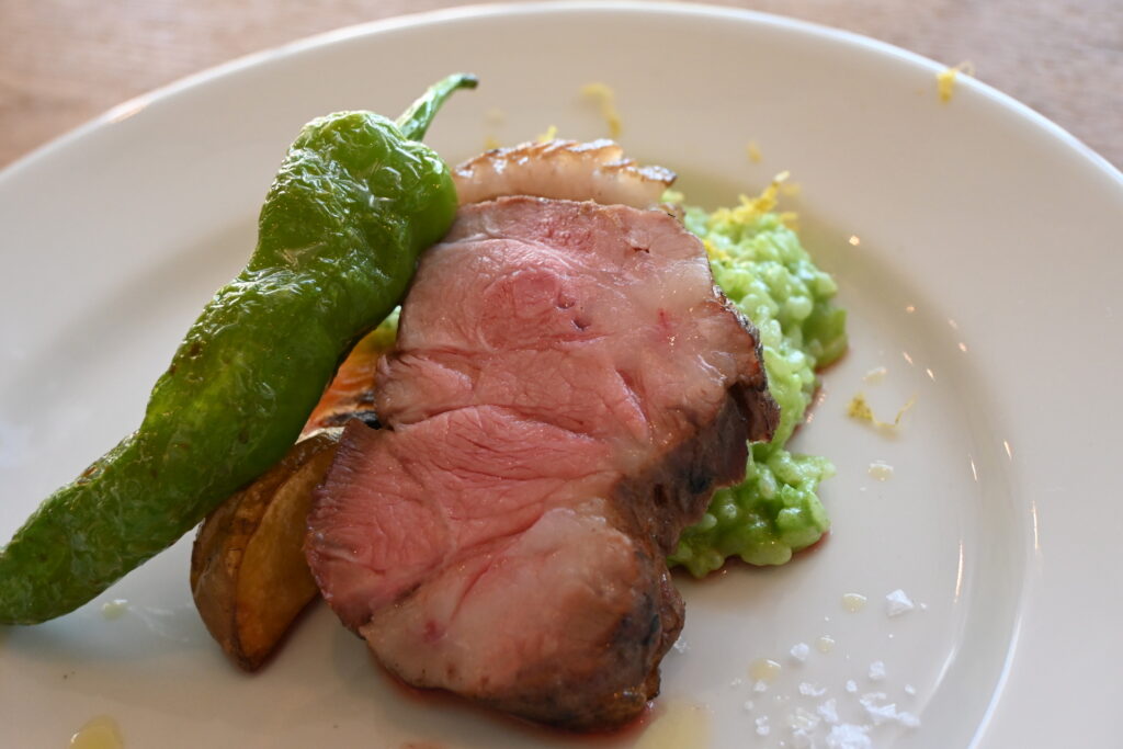 Porc rôti au feu de bois, élevé par les élèves d'un lycée agricole, accompagné d’un risotto au komatsuna