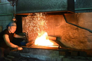 Découvrir le Japon à travers les ateliers d’artisans – La forge de sabre japonais de Futsuno Masataka à Tenri –