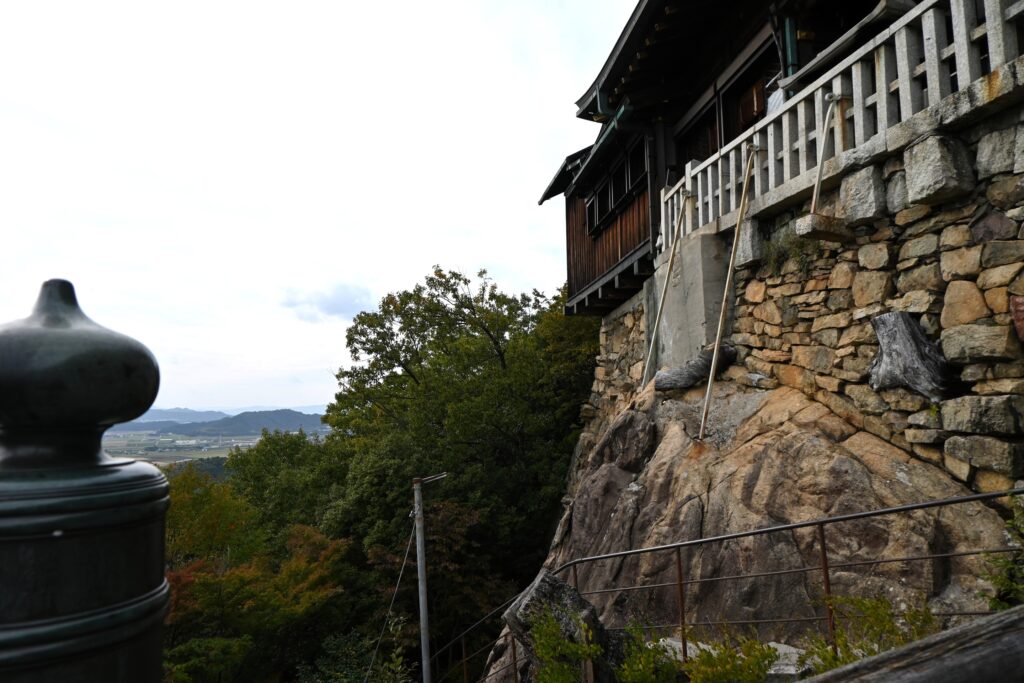 Sanctuaire perché sur la montagne