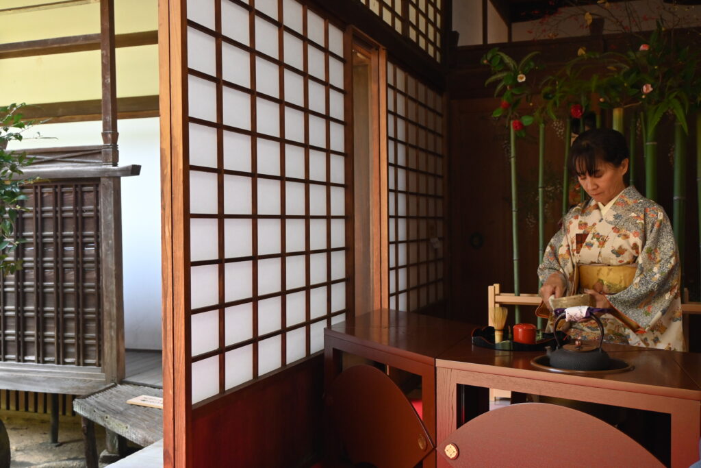 Préparation du thé en style ryūrei