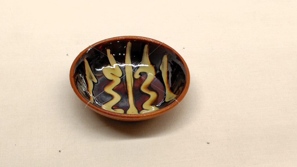 Bol à décor linéaire en slipsare