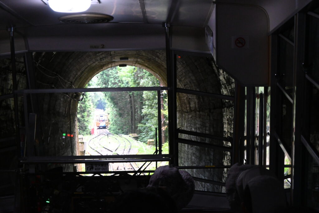 Dans le funiculaire
