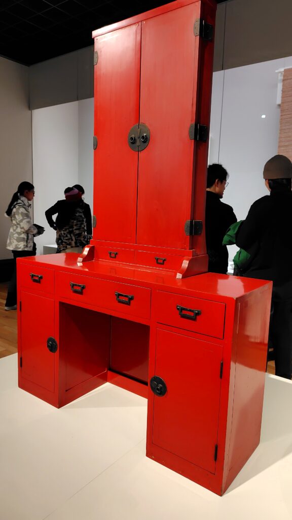 Miroir triptyque en laque rouge