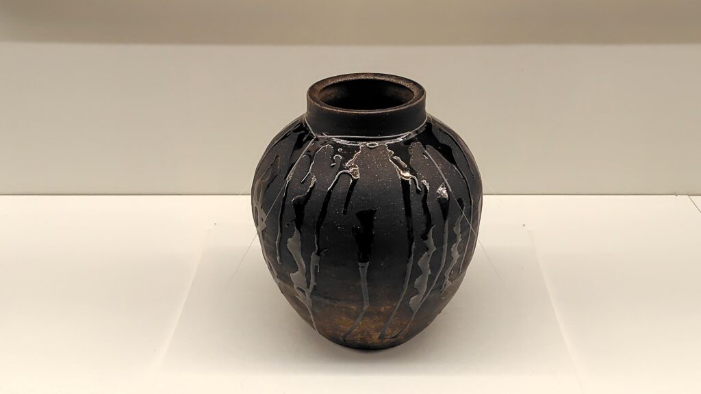 Théière non émaillée à motif de coulée noir