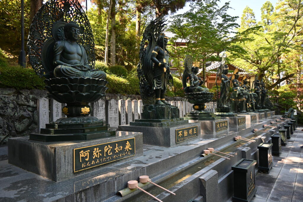 Huit statues de Bouddha