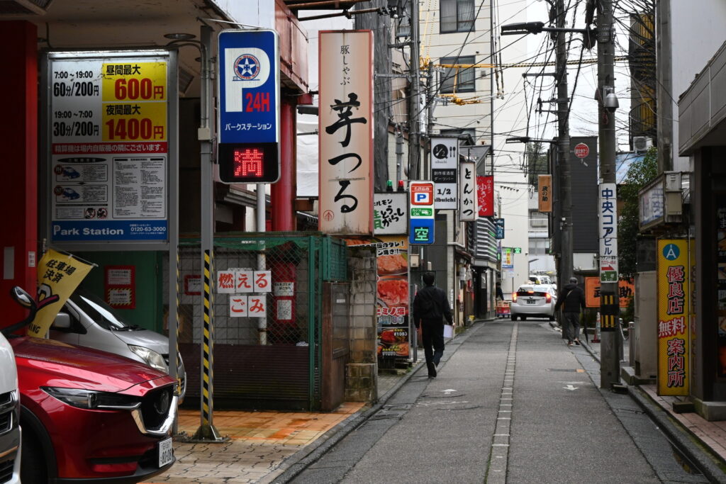 Ambiance chaotique du quartier animé