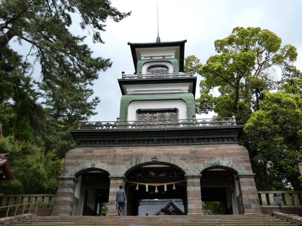 Porte de style mi-japonais mi-occidental