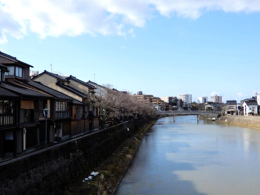 Vue sur la rivière Asano