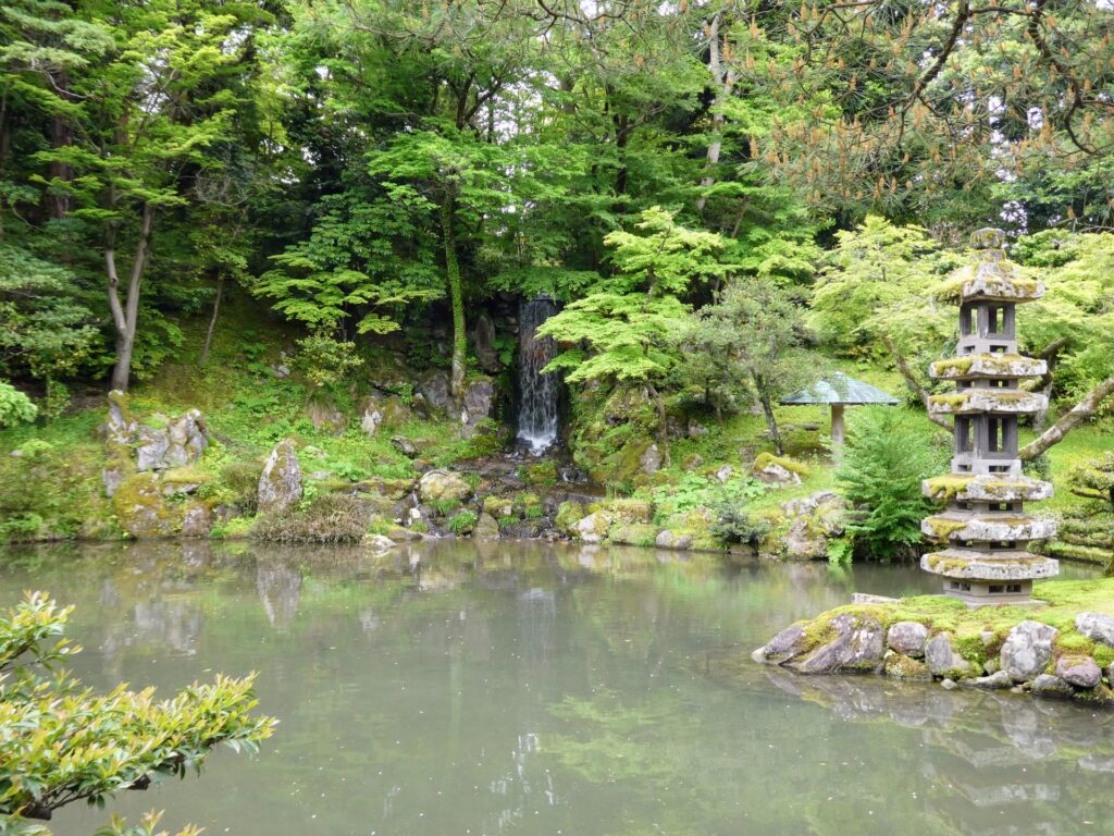 Autour de l'étang Hisagoike, le berceau du Kenroku-en