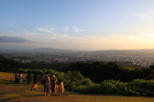 Coucher de soleil et vue nocturne depuis le sommet du mont Wakakusa