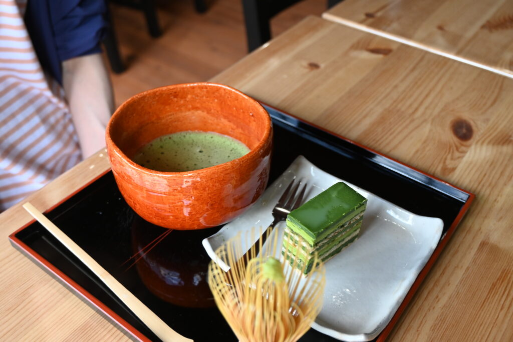 Accompagné d'un gâteau opéra au matcha